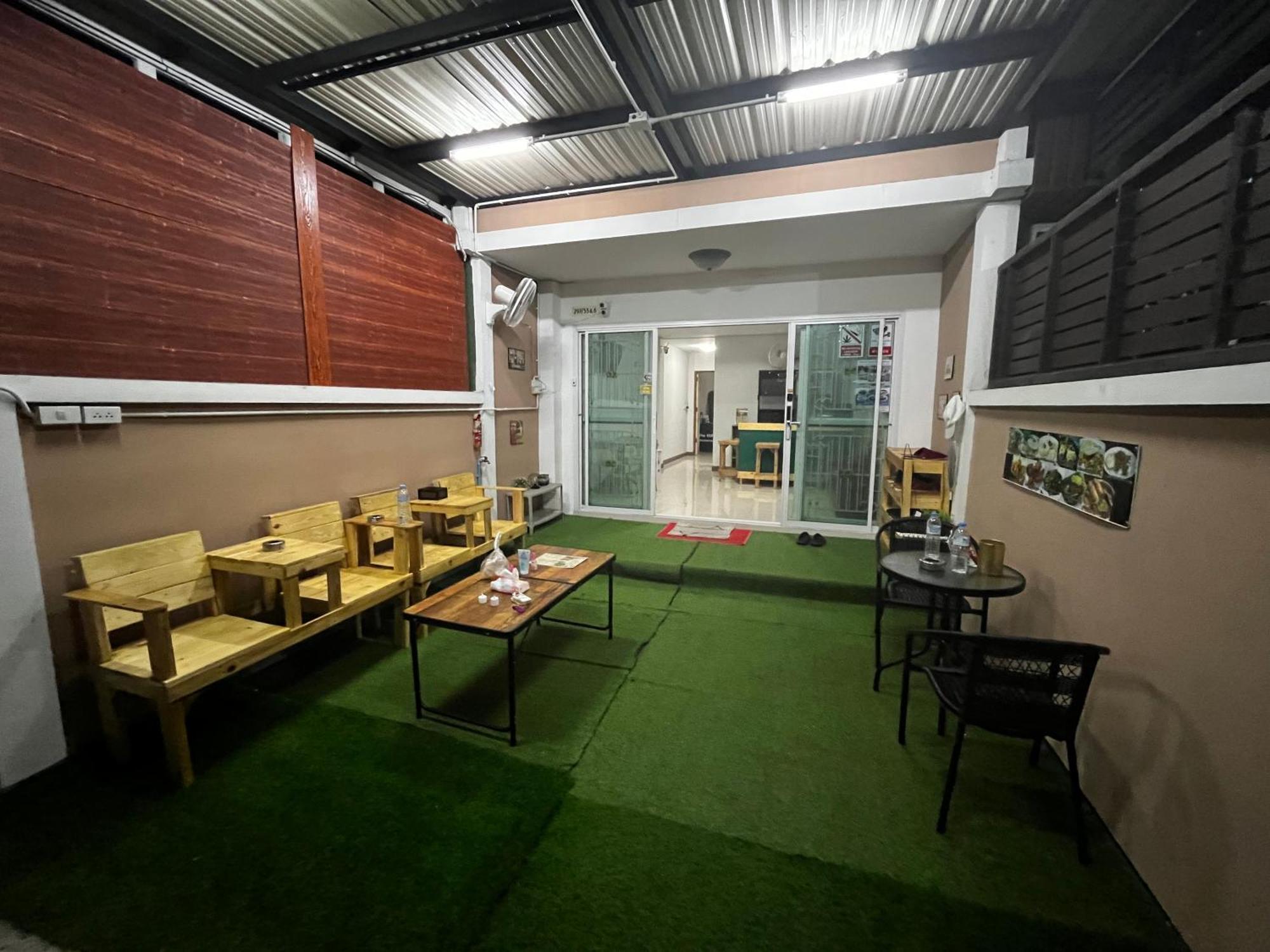 The European House Pattaya Bed & Breakfast Bagian luar foto